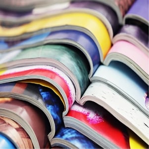 journaux et magazines multicolores